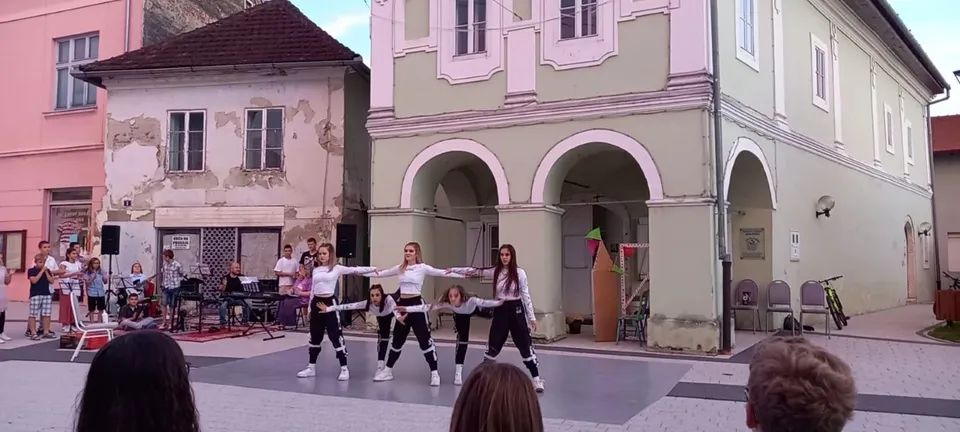 Fotografija uz članak „ŠKOLSKA VEČER NA ŠETNICI  Plesom, pjesmom i igrokazima počastili posjetitelje“