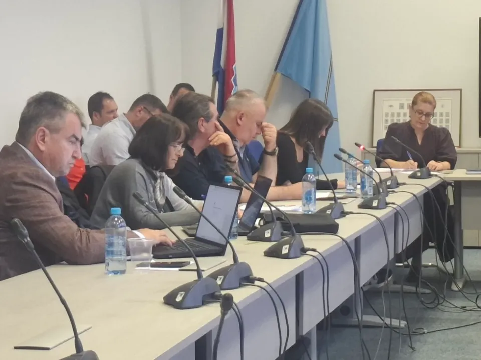 Fotografija uz članak „AKTUALNI SAT GV PAKRAC Najviše rasprave o poskupljenju vode i infrastrukturnim temama“