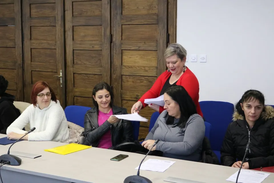 Fotografija uz članak „PROJEKT „ŽENA SPRETNA, STAROST SRETNA“ 30 zaposlenica potpisalo ugovore, od sutra kod svojih korisnika“
