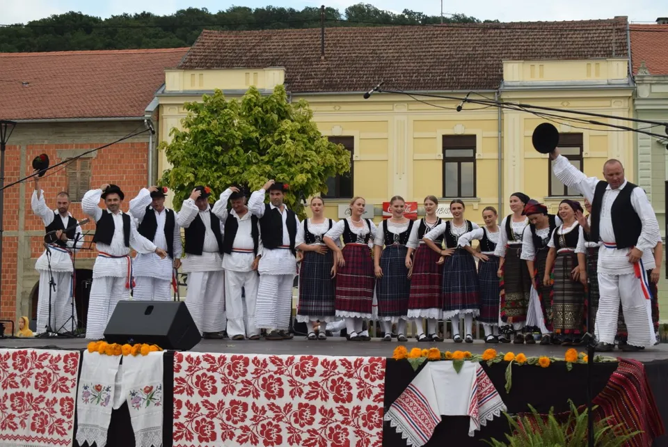 Fotografija uz članak „11. SMOTRA FOLKLORA Narodne nošnje, ples i pjesma na gradskim ulicama“