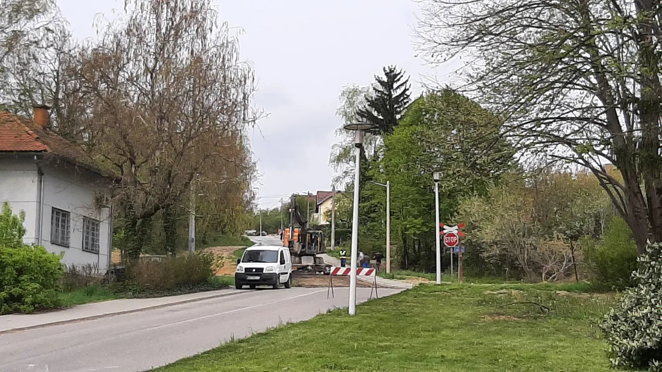 Fotografija uz članak „GRAD PAKRAC Počeli radovi na sanaciji ceste u Ulici Vinka Rehaka“