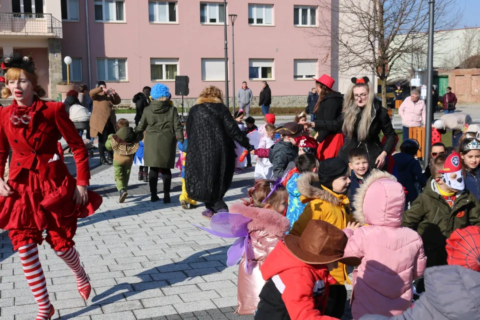 Fotografija uz članak „DJEČJI VRTIĆ „MASLAČAK“ Male maškare oživjele gradski trg“