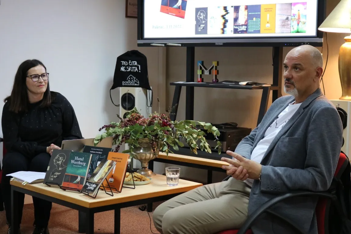 Fotografija uz članak „GRADSKA KNJIŽNICA PAKRAC Zoran Žmirić prvi put pred pakračkom čitateljskom publikom“
