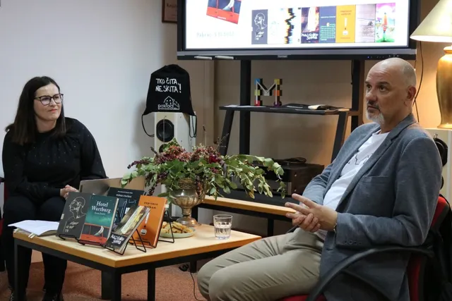 Fotografija uz članak „GRADSKA KNJIŽNICA PAKRAC Zoran Žmirić prvi put pred pakračkom čitateljskom publikom“