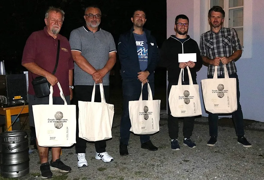 Fotografija uz članak „COOLTURNO LJETO U petak pub kviz u dvorištu kurije“