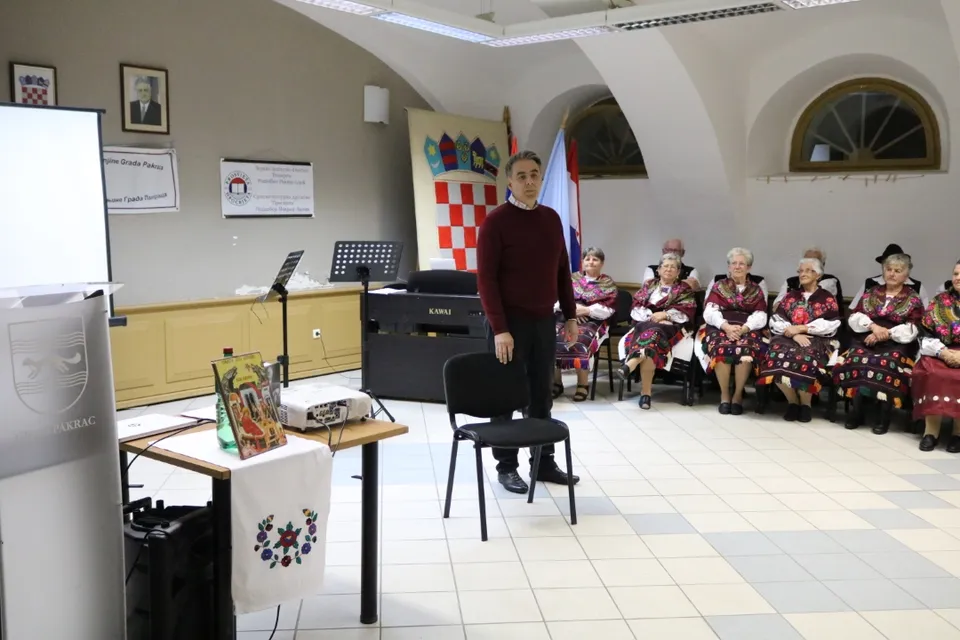 Fotografija uz članak „MALOGOSPOJINSKI DANI Pakrac obilježio 30 godina „Prosvjete“ i sjećanje na Slobodana Selenića“