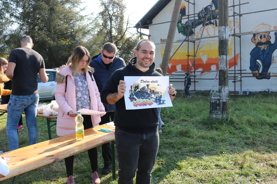 Fotografija uz članak „OSLIKAN ZID STAROG ŽELJEZNIČKOG KOLODVORA "Dobro došli u Pakrac" na novi, moderniji način“