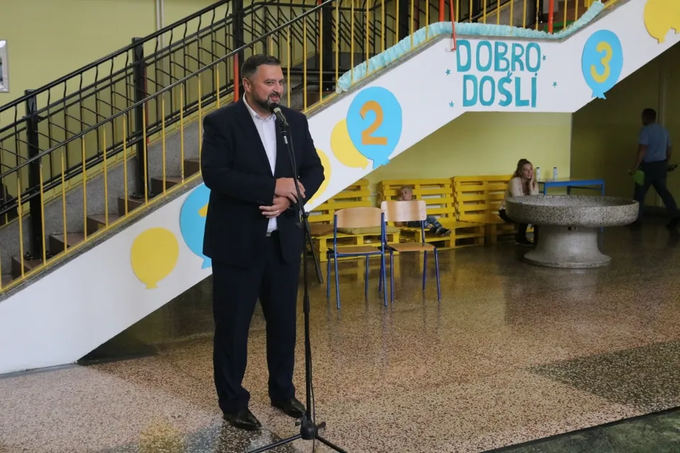 Fotografija uz članak „POČETAK NOVE ŠKOLSKE GODINE: Darivanje prvašića u osnovnoj školi i popunjeni kapaciteti srednje škole“