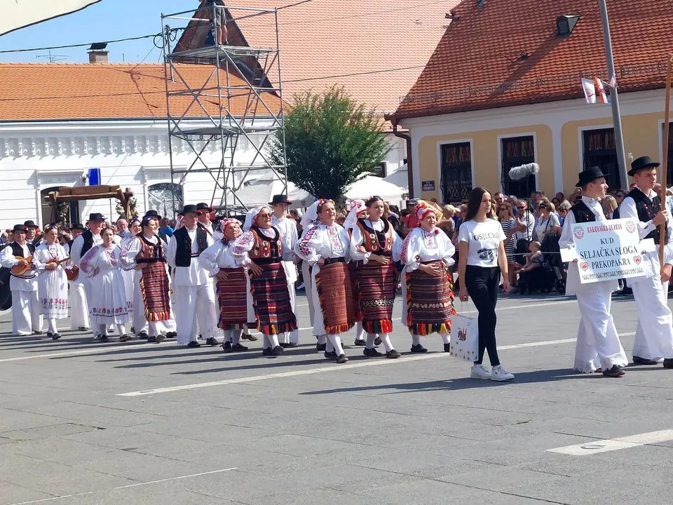 Fotografija uz članak „56. ĐAKOVAČKI VEZOVI Prekopakranska tradicija ponovo na đakovačkim ulicama“