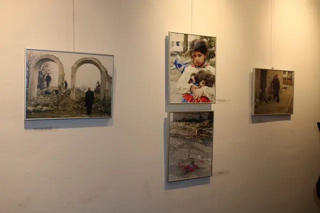 Fotografija uz članak „PAKRAC KROZ RATNI OBJEKTIV „Djevojčica s lutkom iz prašine“ osvojila prvo mjesto na izložbi“