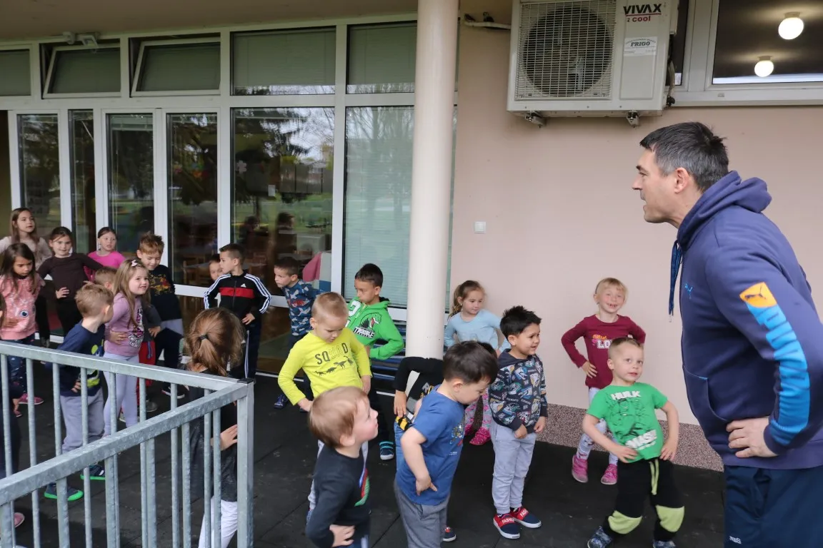 Fotografija uz članak „PROGRAM „GEA OPROSTI“ Jutarnja tjelovježba i novo stablo u parku prijateljstva“