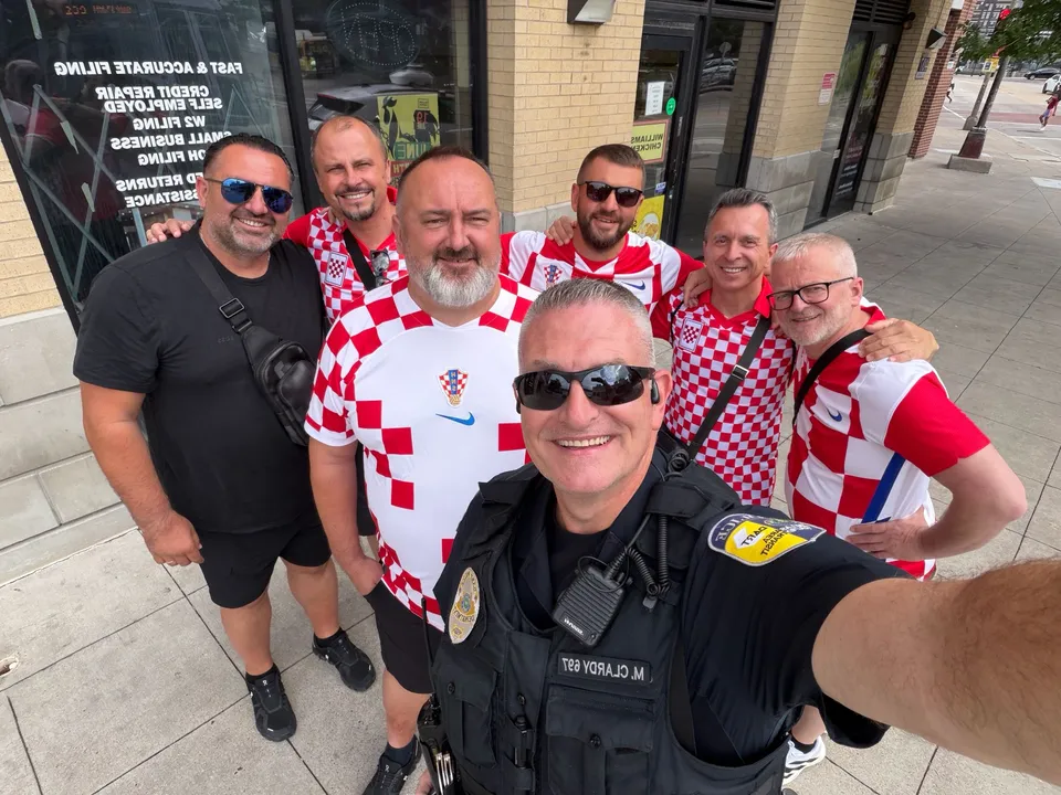 Fotografija uz članak „NAŠ ČOVJEK U DALLASU DAY TWO Nakon navijačkog kortea, irski pub pretvorili u hrvatski!“