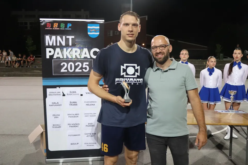 Fotografija uz članak „MNT PAKRAC 2025 Obični dan u uredu Filipa Matijaševića, pune ruke nagrada“
