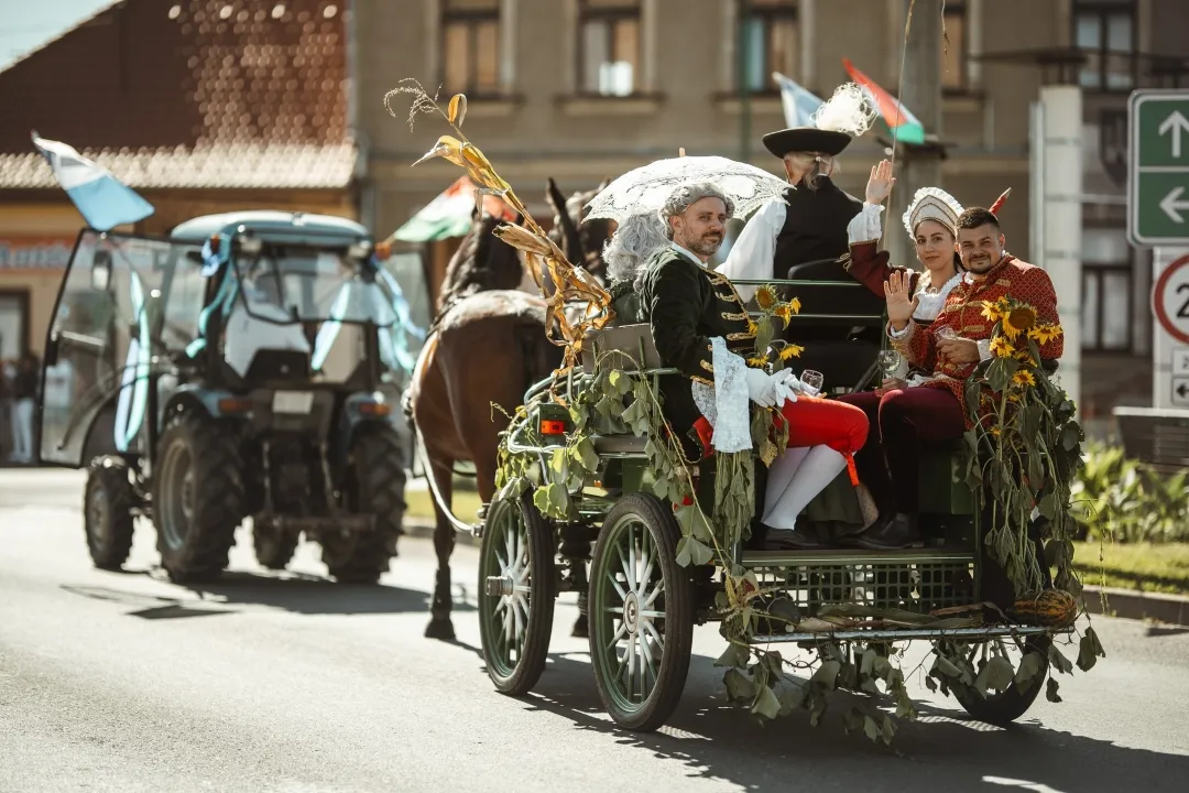 Fotografija uz članak „DRUŠTVO MAĐARA PAKRAC Kostimirani Jankovići iz Pakraca i Daruvara oduševili povorku u Csepregu“