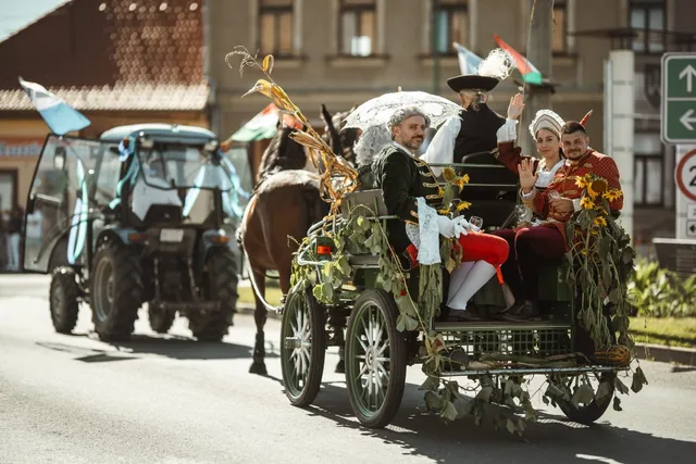Fotografija uz članak „DRUŠTVO MAĐARA PAKRAC Kostimirani Jankovići iz Pakraca i Daruvara oduševili povorku u Csepregu“