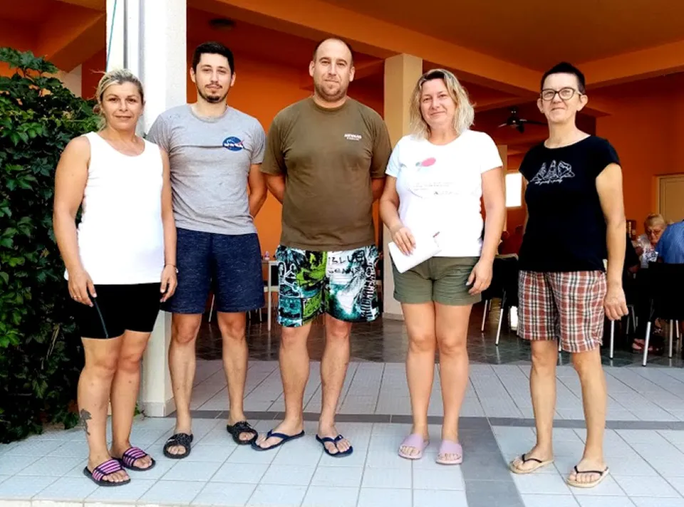 stoje s lijeva Suzana Buhin Domagoj Bukvić Hrvoje Galko Danijela Kiš ravnateljica i Ruža Jozipović