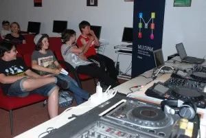 Fotografija uz članak „DJ Symart o DJ-ingu za pakračke osnovnoškolce: Uživancija u glazbi je najvažnija stvar“
