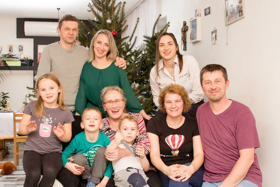 Brojna obitelj Kavajin Kurjak. Stoje s lijeva zet Ivan kćerke Milena i Martina. Donji red Sofia Max Marija Noa Suzana snaha i sin Mihael. Mala fotografija Helena.