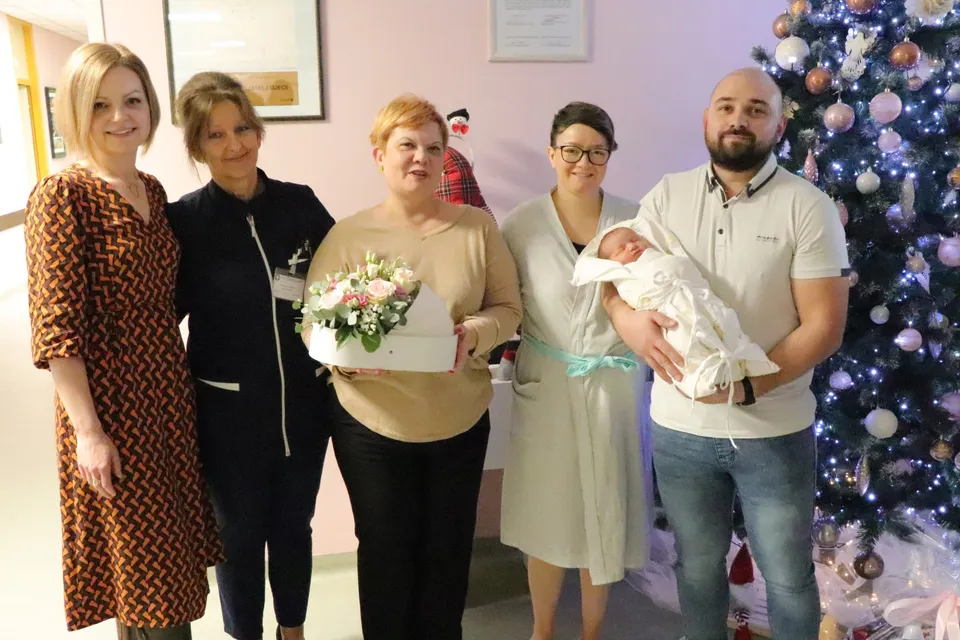Fotografija uz članak „PRVA PAKRAČKA BEBA U 2025. Nisu dobili na lotu, ali su dobili Lotu“