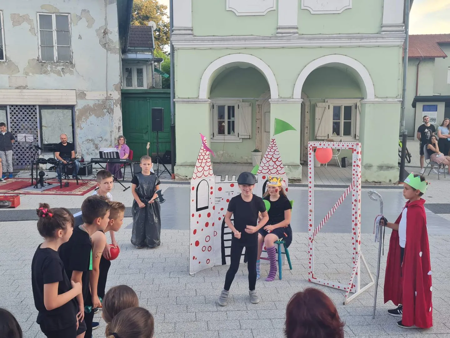 Fotografija uz članak „ŠKOLSKA VEČER NA ŠETNICI Plesom, pjesmom i igrokazima počastili posjetitelje“