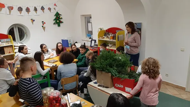 Fotografija uz članak „PRVA ADVENTSKA MUZEJSKA RADIONICA Mališani ukrasili pakrački muzej“