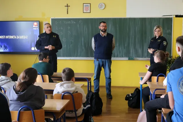 Fotografija uz članak „DAN SIGURNIJEG INTERNETA Policijska uprava požeško-slavonska održala predavanje u školama“
