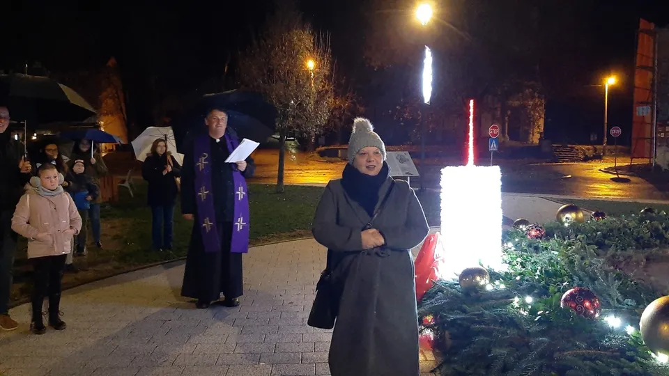 Fotografija uz članak „PALJENJEM PRVE ADVENTSKE SVIJEĆE NA TRGU Počeo Advent u Pakracu“