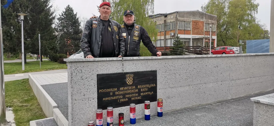 Fotografija uz članak „MOTO KARAVANA SJEĆANJA 30. krunica položena pored novog spomen obilježja“