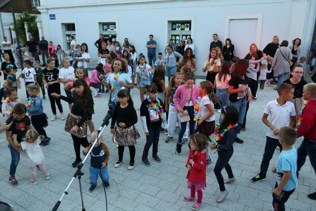 Fotografija uz članak „DISCO POD ZVIJEZDAMA Glazbeni hitovi rasplesali šetnicu“