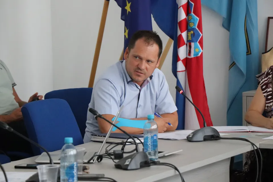 Fotografija uz članak „GRADSKO VIJEĆE Pogreška u odluci o cijeni otpada i rasprava o gradskim kreditima obilježili sjednicu“