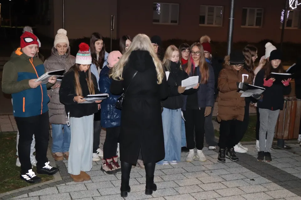 Fotografija uz članak „PALJENJE PRVE ADVENTSKE SVIJEĆE NA TRGU Počeo Advent u Pakracu“