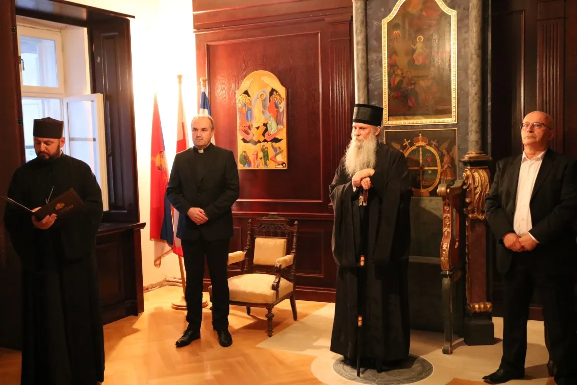 Fotografija uz članak „VLADIČANSKI DVOR U PAKRACU Upriličen svečani prijem i koncert Stewena Browna povodom dodjele nagrade vladiki Jovanu“