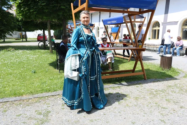 tragom naslovna