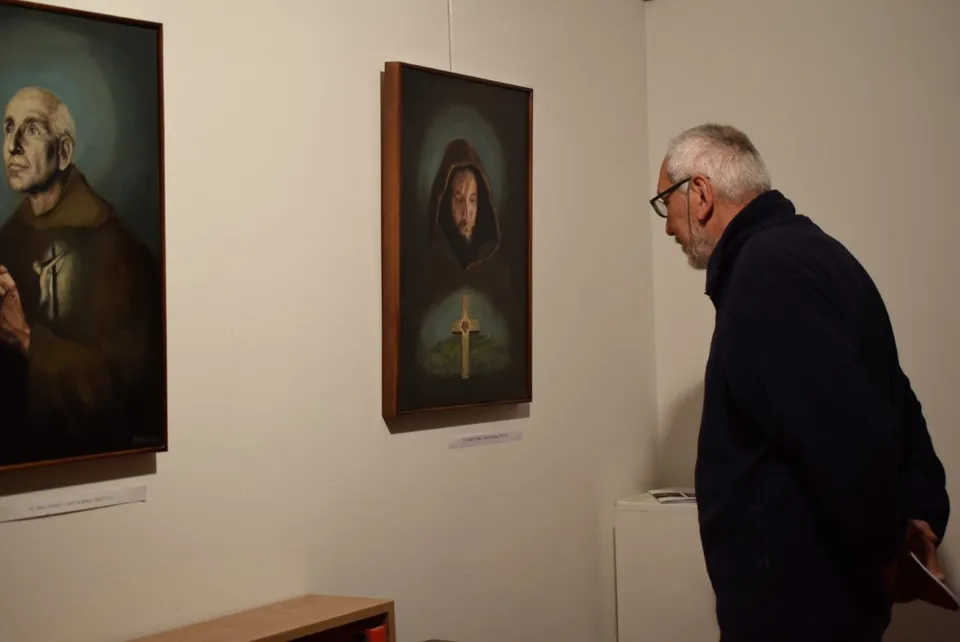 Fotografija uz članak „OTVORENA IZLOŽBA IRIS MIHATOV MIOČIĆ Duhovnost kao misao vodilja“