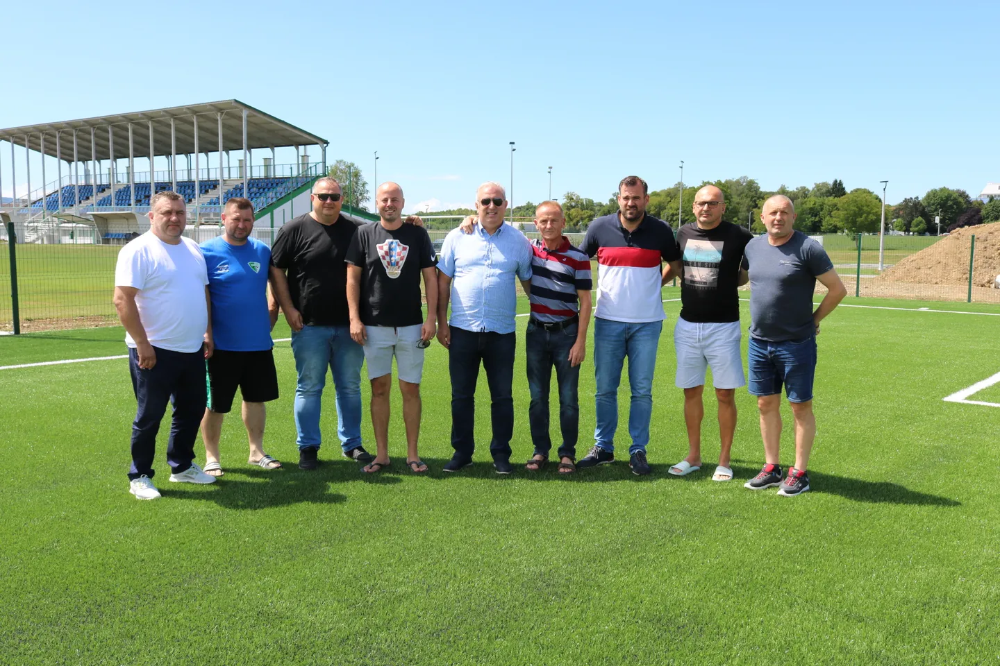 Fotografija uz članak „ŽUPANIJSKI NOGOMETNI ČELNICI U PAKRACU Sportski posjet i obilazak radova na novom igralištu“