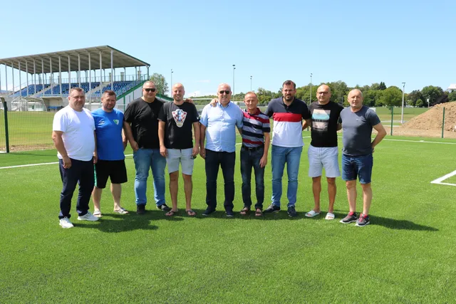 Fotografija uz članak „ŽUPANIJSKI NOGOMETNI ČELNICI U PAKRACU Sportski posjet i obilazak radova na novom igralištu“