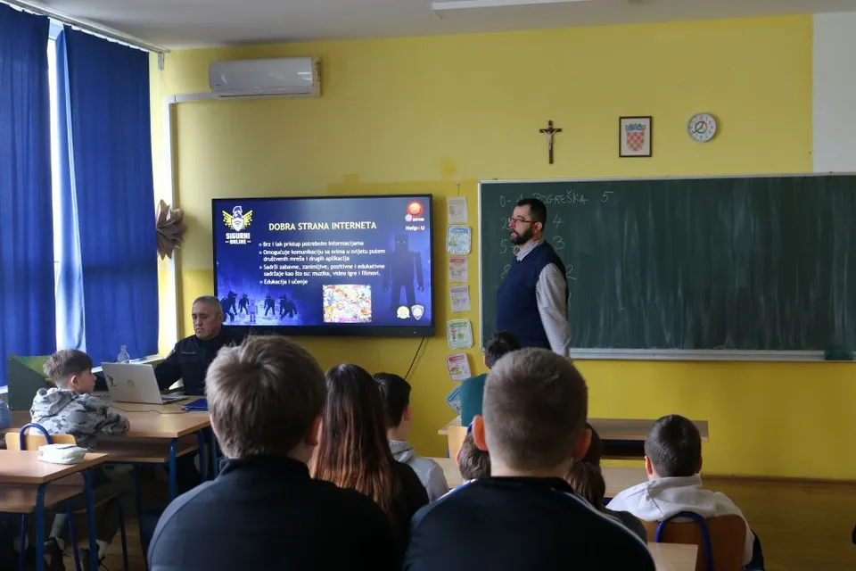 Fotografija uz članak „DAN SIGURNIJEG INTERNETA Policijska uprava požeško-slavonska održala predavanje u školama“