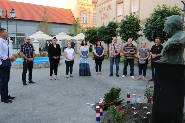 Fotografija uz članak „POVODOM DANA DRŽAVNOSTI Odana počast molitvom i polaganjem vijenaca“