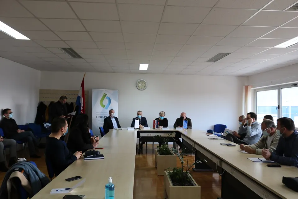 svi prisutni