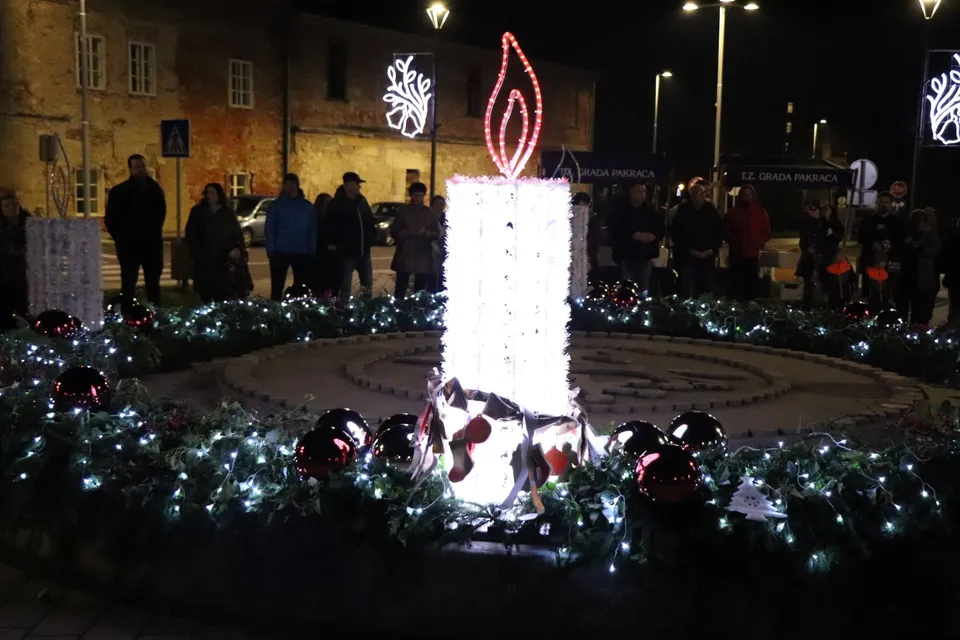 Fotografija uz članak „PALJENJE PRVE ADVENTSKE SVIJEĆE NA TRGU Počeo Advent u Pakracu“