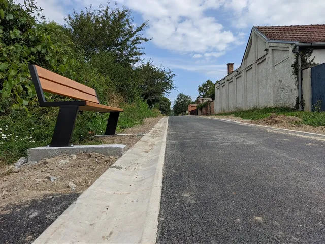 Fotografija uz članak „KOMPLETIRA SE ŠETALIŠTE U ALEJI Postavljene i nove klupe“