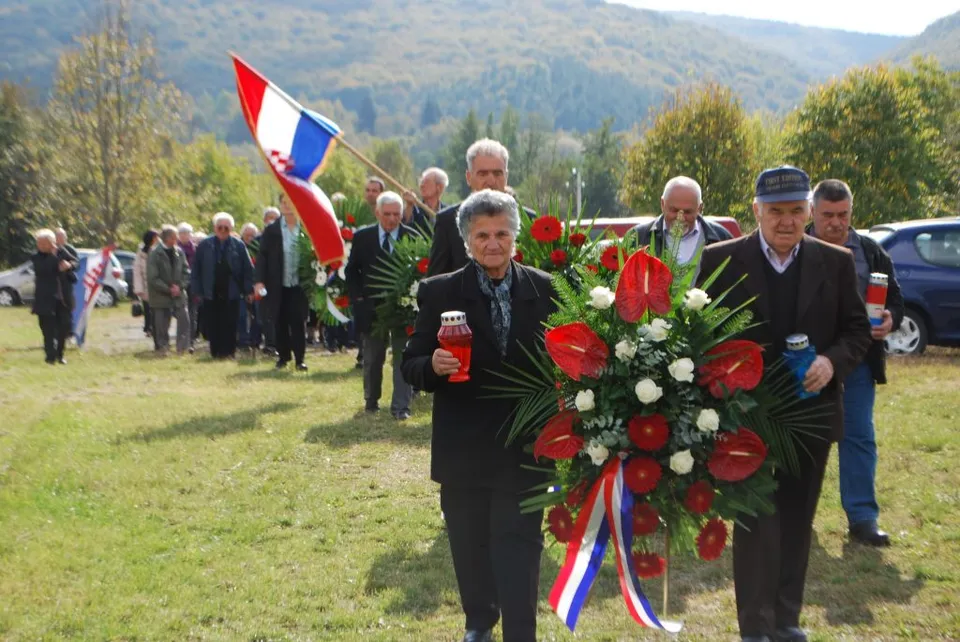 Fotografija uz članak „OBILJEŽENA 74. GODIŠNJICA SPALJIVANJA SELA: Komemoracija u Španovici bez Španovčana“