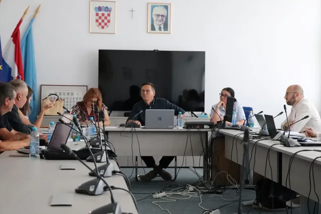 Fotografija uz članak „GRADSKO VIJEĆE Pogreška u odluci o cijeni otpada i rasprava o gradskim kreditima obilježili sjednicu“