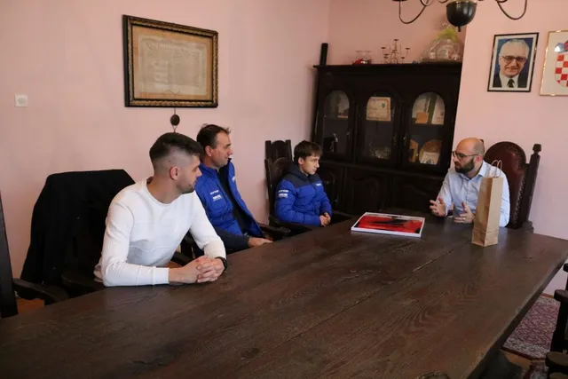 Fotografija uz članak „Gradonačelnik Novinc zahvalio mladim motocross talentima Stefanu Lenčeu i Matiji Tessariju“