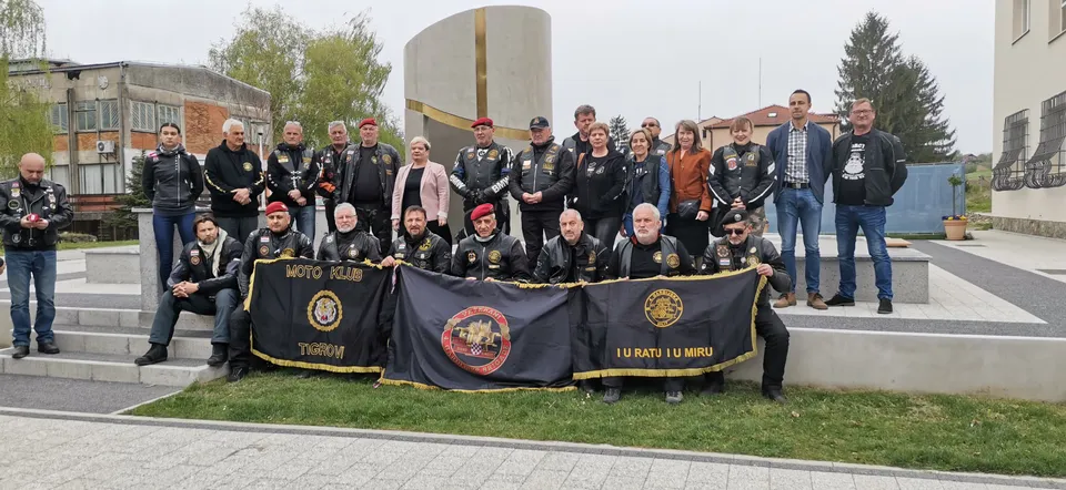 Fotografija uz članak „MOTO KARAVANA SJEĆANJA 30. krunica položena pored novog spomen obilježja“