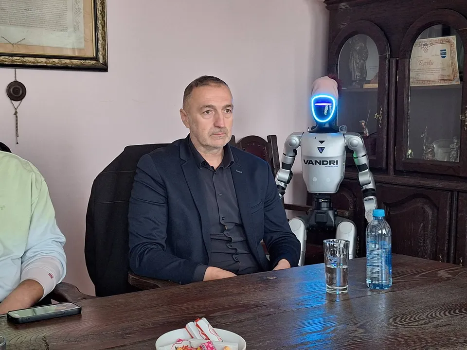 Fotografija uz članak „U Pakracu predstavljena Tonka, prva humanoidna robotica u Hrvatskoj - Jesmo li spremni za „nove sugrađane“?“