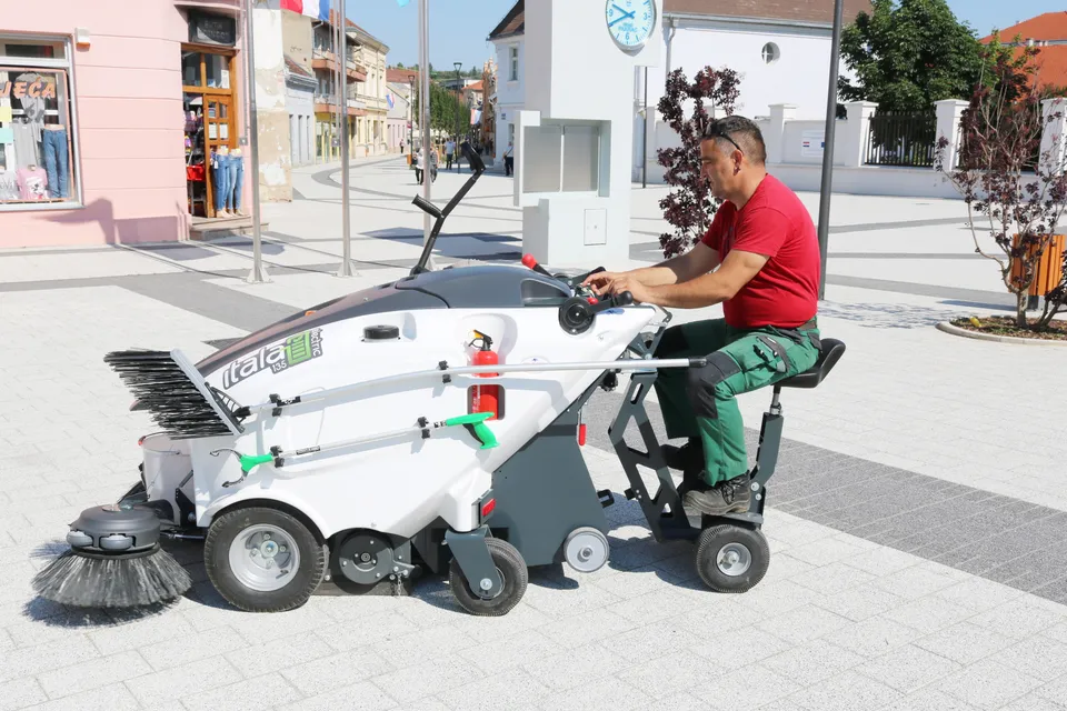 Fotografija uz članak „VIŠENAMJENSKA ČISTILICA Komunalnom pogonu stigao električni pomoćnik“