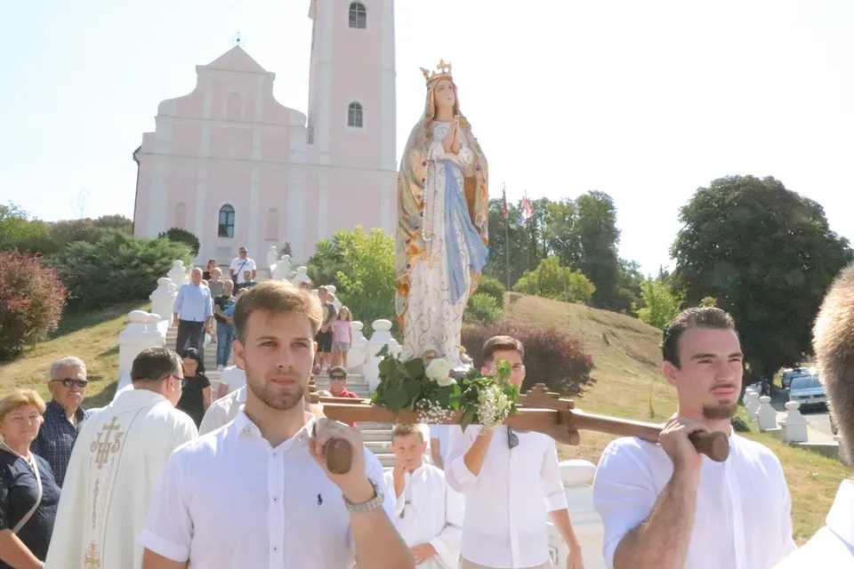 Fotografija uz članak „ŽUPA UZNESENJA BDM PAKRAC Procesijom i svečanom svetom misom vjernici proslavili svetkovinu Velike Gospe“