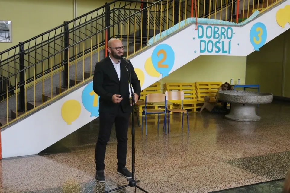 Fotografija uz članak „POČETAK NOVE ŠKOLSKE GODINE: Darivanje prvašića u osnovnoj školi i popunjeni kapaciteti srednje škole“