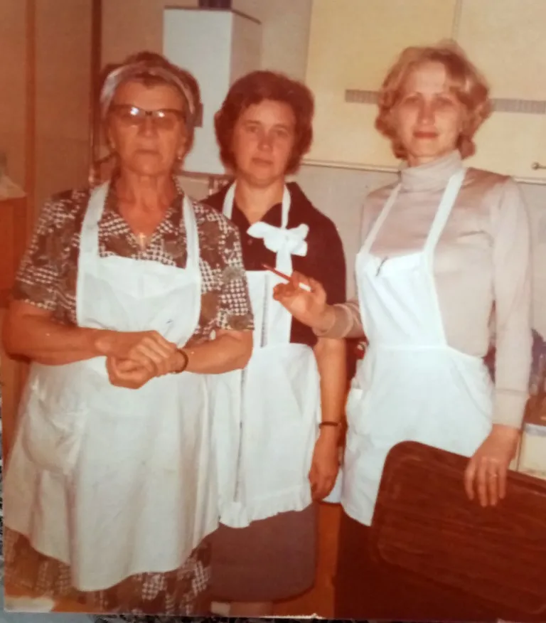 Rani dani planinarstva. U planinarskom domu s lijeva Marija Merić Margita Gombarević i Marija